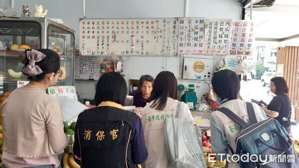 ▲台南市消保官聯合衛生局、經發局到場查察客製化果汁標價情形，要求業者立即揭露價格內容。（記者林東良翻攝，下同）