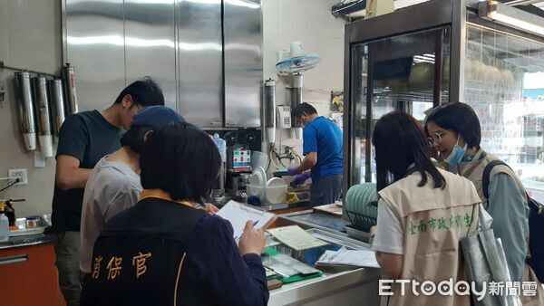 ▲台南市消保官聯合衛生局、經發局到場查察客製化果汁標價情形，要求業者立即揭露價格內容。（記者林東良翻攝，下同）