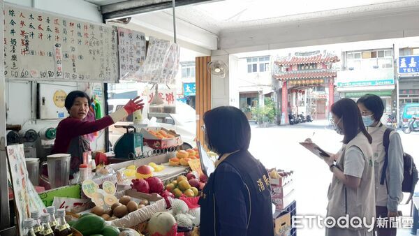 ▲台南市消保官聯合衛生局、經發局到場查察客製化果汁標價情形，要求業者立即揭露價格內容。（記者林東良翻攝，下同）