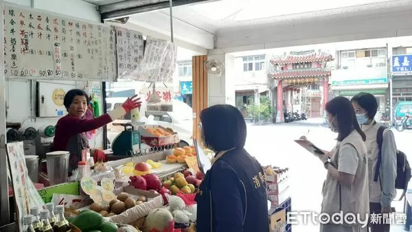 ▲台南市消保官聯合衛生局、經發局到場查察客製化果汁標價情形，要求業者立即揭露價格內容。（記者林東良翻攝，下同）