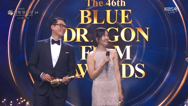 ▲▼青龍獎／夫妻得獎灑糖了！玄彬甜喊：好幸福　孫藝真朝老公旁甜靠。（圖／翻攝自KBS）