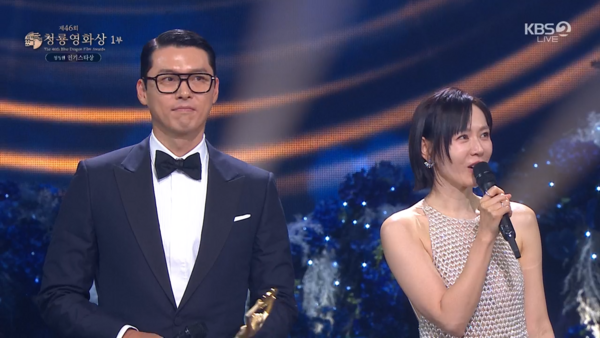 ▲▼青龍獎／夫妻得獎灑糖了！玄彬甜喊：好幸福　孫藝真朝老公旁甜靠。（圖／翻攝自KBS）