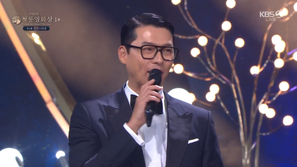 ▲▼青龍獎／夫妻得獎灑糖了！玄彬甜喊：好幸福　孫藝真朝老公旁甜靠。（圖／翻攝自KBS）
