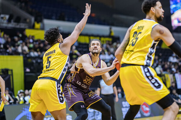 ▲新北國王桑尼、奧帝、李愷諺，昌原LG獵隼馬雷。（圖／EASL東超提供）