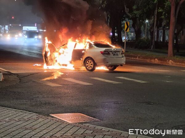 ▲▼小客車逆向撞重機後起火，路人英勇破窗救人。（圖／民眾提供）