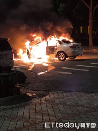 ▲▼小客車逆向撞重機後起火，路人英勇破窗救人。（圖／民眾提供）