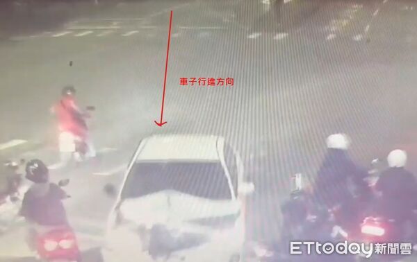 ▲▼小客車逆向撞重機後起火，路人英勇破窗救人。（圖／民眾提供）