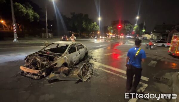 ▲▼小客車逆向撞重機後起火，路人英勇破窗救人。（圖／民眾提供）