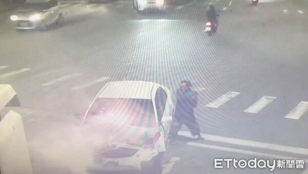 ▲▼小客車逆向撞重機後起火，路人英勇破窗救人。（圖／民眾提供）