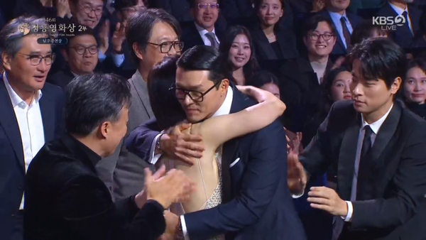 ▲▼青龍獎/玄彬奪影帝! 台下緊擁孫藝真:謝謝我的老婆、兒子。(圖/翻攝自KBS)