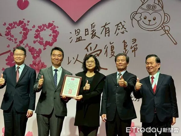 ▲▼更保北部三分會歡慶第80屆更生保護節，東森慈善基金會執行長關杰玲代表領獎。（圖／更保台北分會提供）