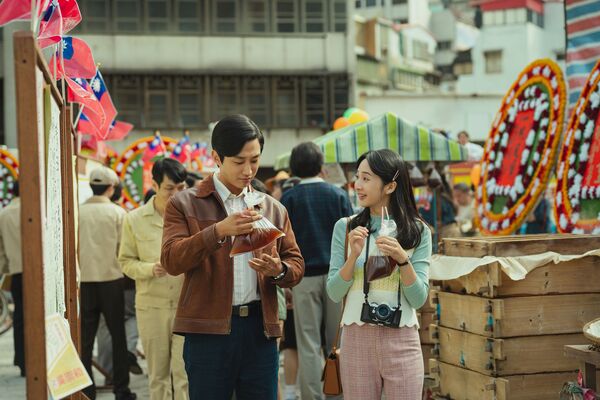 ▲《那張照片裡的我們》以1977年的中壢事件為背景，集結韓國人氣男星振永、金鐘女星李沐、宋柏緯，共譜跨國三角戀。（圖／瀚草文創GrX STUDIO提供）