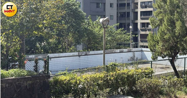 台北地方法院民事庭判決金石山莊內的游泳池土地為張氏姊妹主張所有。（圖／翁靖祐攝）