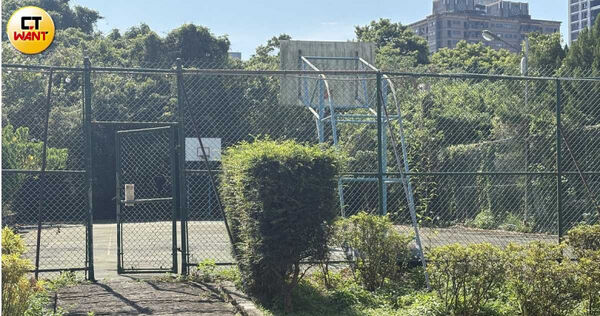 金石山莊籃球場旁的人工造景土地，也被認定是張氏姊妹所有。（圖／翁靖祐攝）