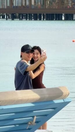 ▲▼前女友是鄭爽！音樂才子胡彥斌爆戀情，海邊親吻小16歲網紅。（圖／翻攝自微博）