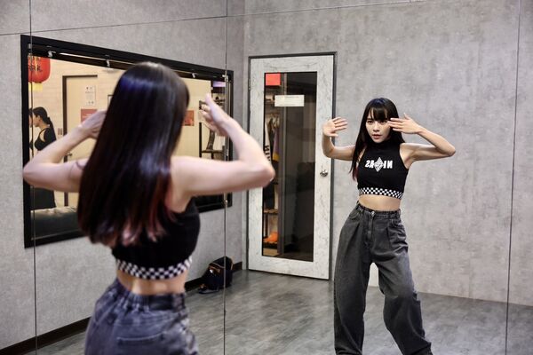 ▲▼民進黨立委黃捷找來阿咪老師教學跳TWICE〈THIS IS FOR〉。（圖／立委黃捷國會辦公室提供）