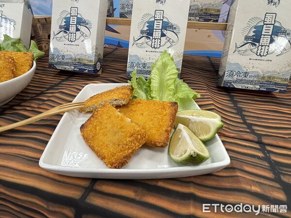 ▲台南市府舉辦漁產外銷封櫃記者會，無刺虱目魚排正式啟運澳洲。（記者林東良翻攝，下同）