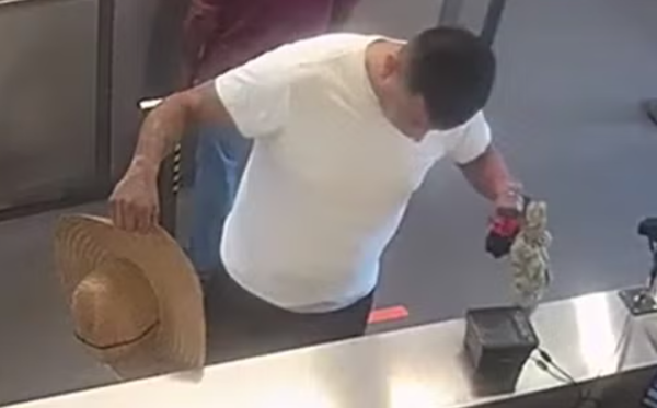 過海關「下體異常凸起」男辯稱太雄偉　檢查掏出2隻瀕危鸚鵡。（圖／翻攝自U.S. attorney`s office for the Southern District of California）