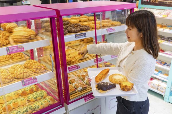 ▲▼7-ELEVEN「Semeur聖娜複合店」現烤麵包「專車直送」，新品還有期間限定第二件省10元。（圖／業者提供）