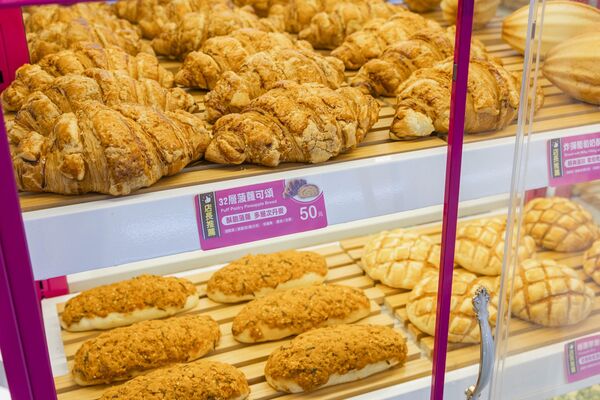 ▲▼7-ELEVEN「Semeur聖娜複合店」現烤麵包「專車直送」，新品還有期間限定第二件省10元。（圖／業者提供）