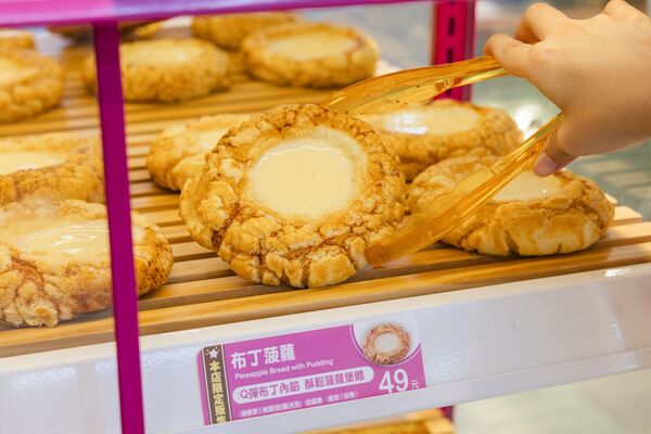 ▲▼7-ELEVEN「Semeur聖娜複合店」現烤麵包「專車直送」，新品還有期間限定第二件省10元。（圖／業者提供）