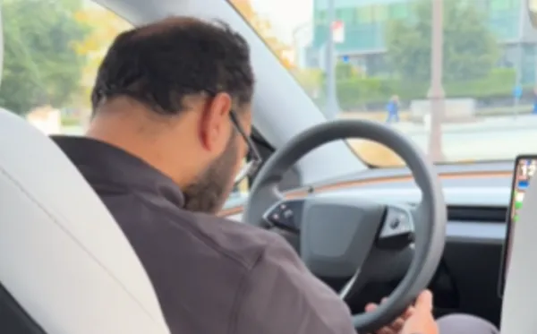 搭特斯拉自駕計程車發現「司機一路狂睡」　男嚇壞：警示音狂響。（圖／翻攝自Reddit）