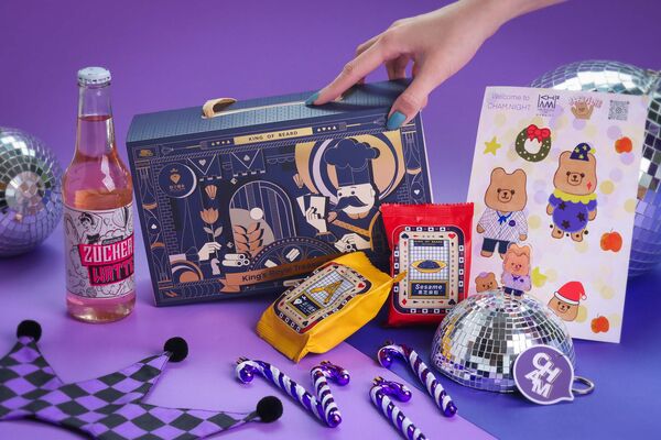 ▲板橋凱撒以「馬戲團蛋糕」營造繽紛節慶感，台北趣淘漫旅則用「馬戲團撲克牌」妝點大廳。（圖／業者提供）