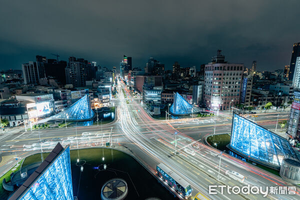 ▲▼TWICE「驚喜獻聲」高雄捷運廣播 粉絲進站搶聽:邁邁團隊太狂了。(圖/記者賴文萱翻攝)