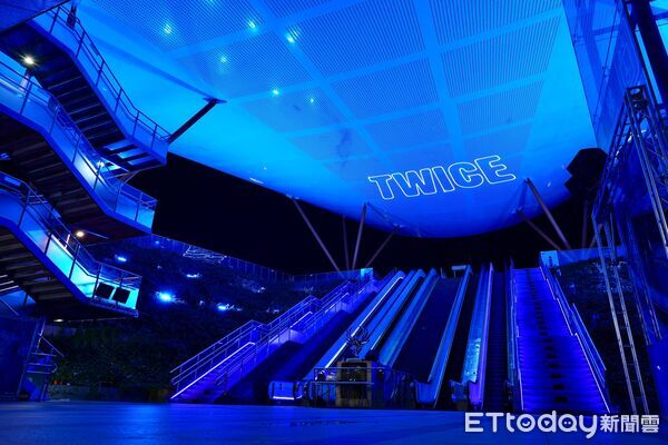 ▲▼TWICE「驚喜獻聲」高雄捷運廣播 粉絲進站搶聽:邁邁團隊太狂了。(圖/記者賴文萱翻攝)