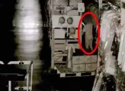 ▲楊男半夜潛入倉庫偷筆。（圖／翻攝自微博）