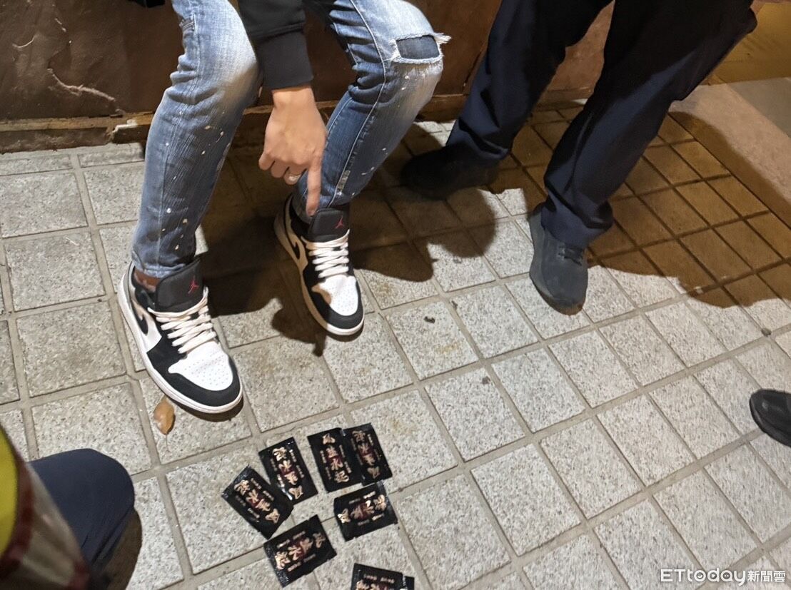 新北耶誕城20歲男禁菸區哈菸　搜出7包毒咖啡！2天4人持毒被逮