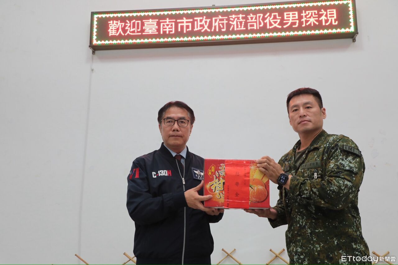 黃偉哲進營區送暖！慰勞金＋炸雞上桌　137旅台南役男嗨翻