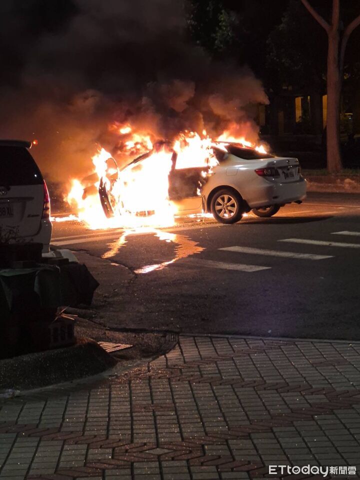 高雄驚魂車禍！駕駛撞公車、逆撞騎士後起火　路人英勇破車窗救人