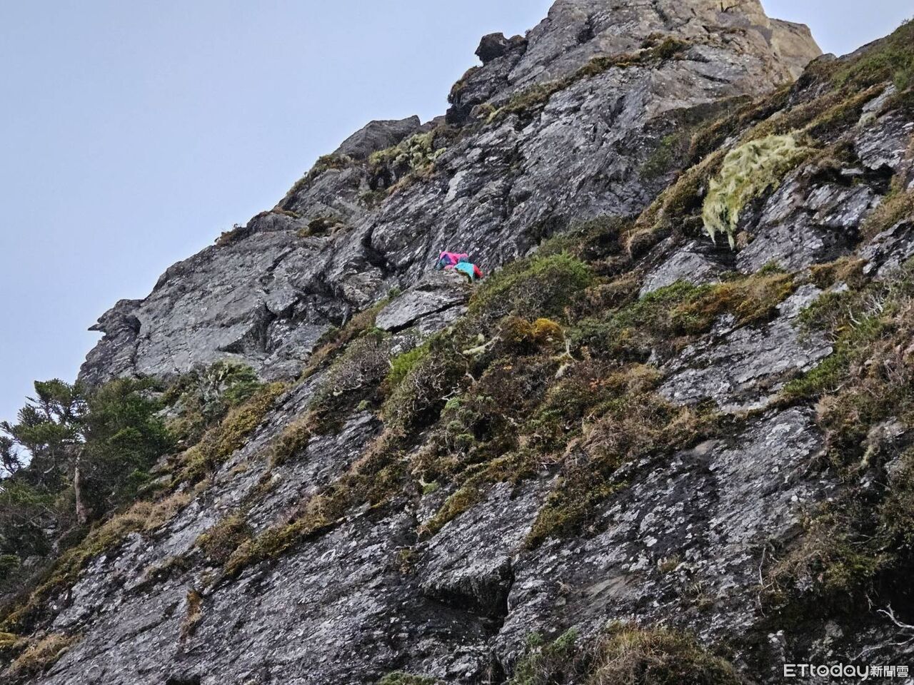4人登關山1女脫隊「受困山壁」 高雄消防陸空22人同步救援
