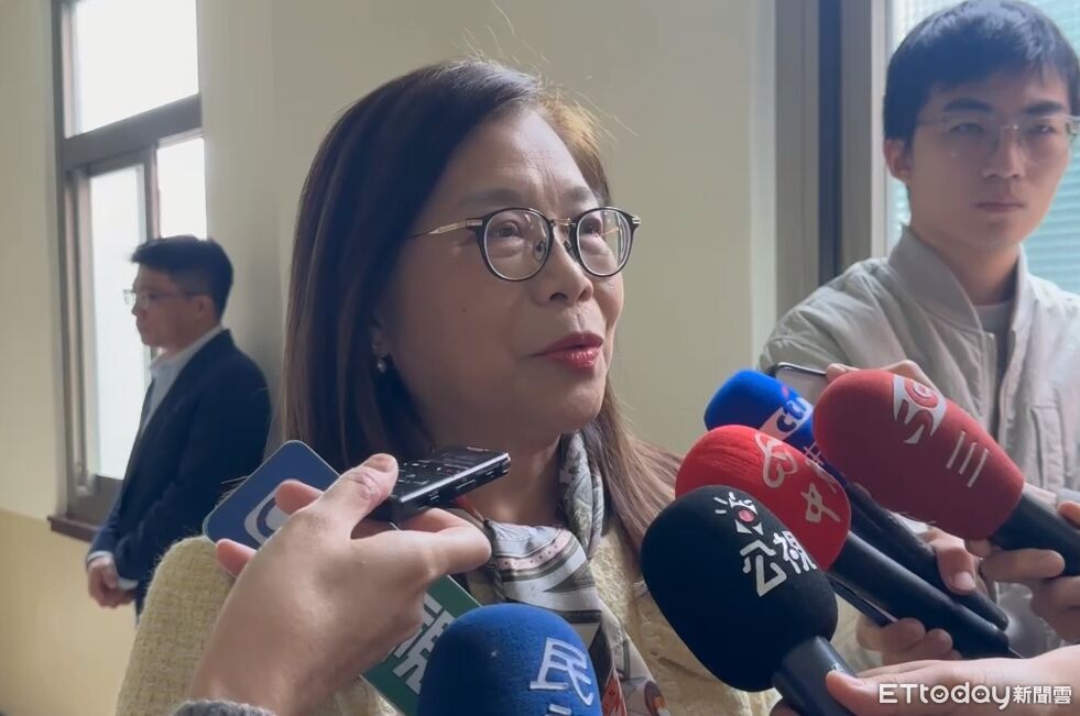 海巡助中國漁船滅火、船員逃生　管碧玲：基於人道必須這樣做