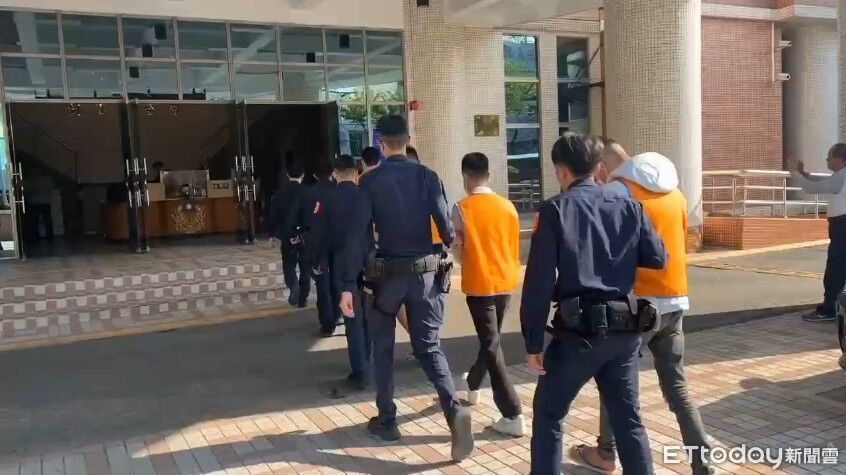 嘉義某KTV前大亂鬥!鋁棒、徒手狂砸1人傷 警逮8人妨害秩序函送