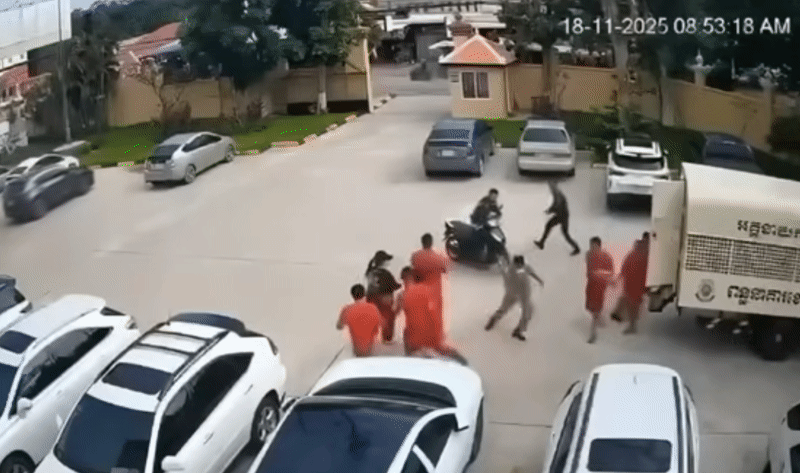 柬埔寨劫獄畫面曝！黑幫老大法院外獲情婦遞槍　攻擊獄警後脫逃