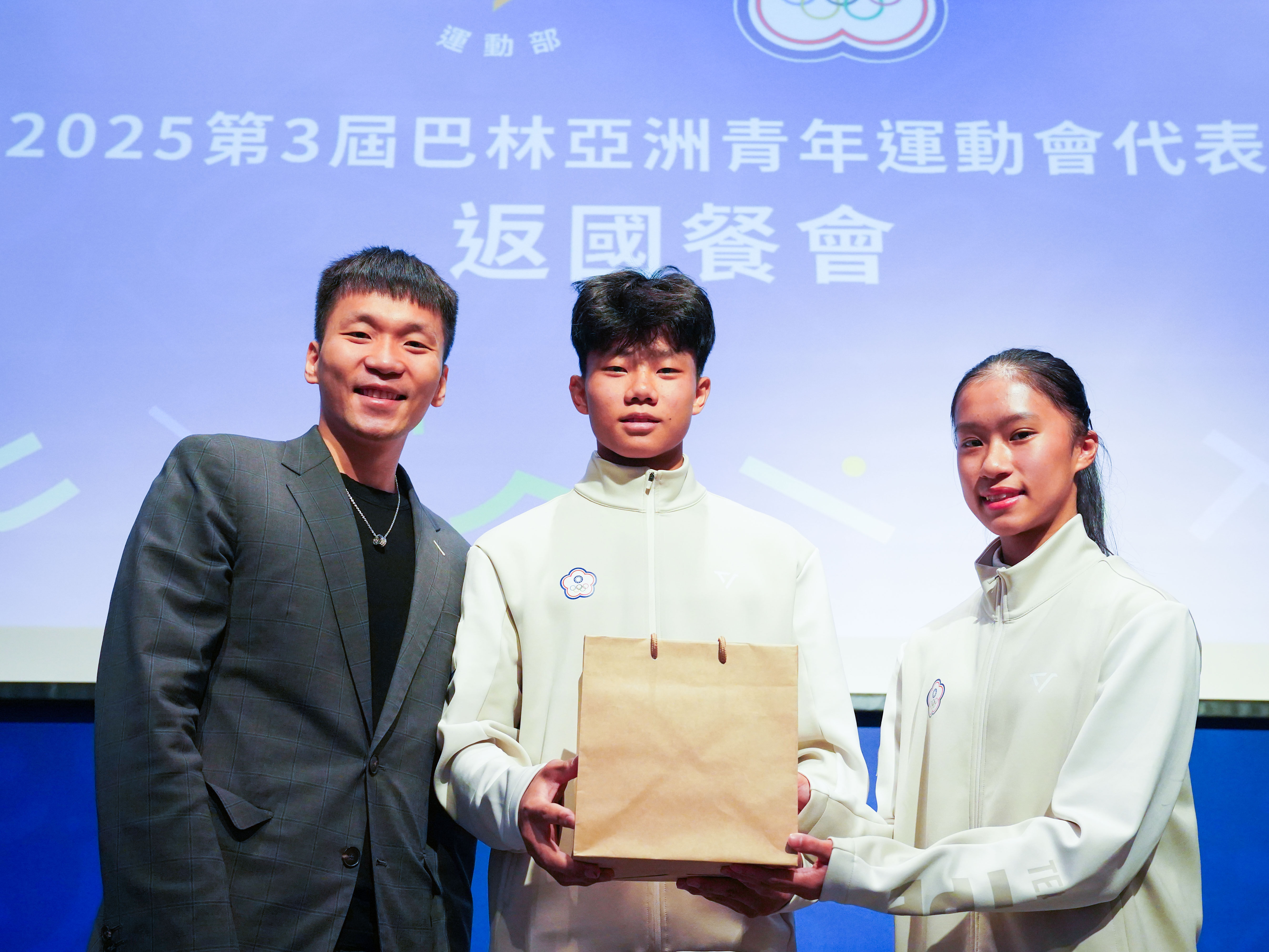 ▲▼女籃3X3選手代表（左起吳沛萱、陳芯、謝艾彤、喬麗爾）致贈李洋部長簽名會旗；李洋部長巴林亞青運返國餐會致詞；李洋部長致贈禮品，由黃迺軒（中）、潘筱晴（右）選手代表接領； 林鴻道主席勉勵選手們未來寬廣，繼續努力。（圖／運動部提供）