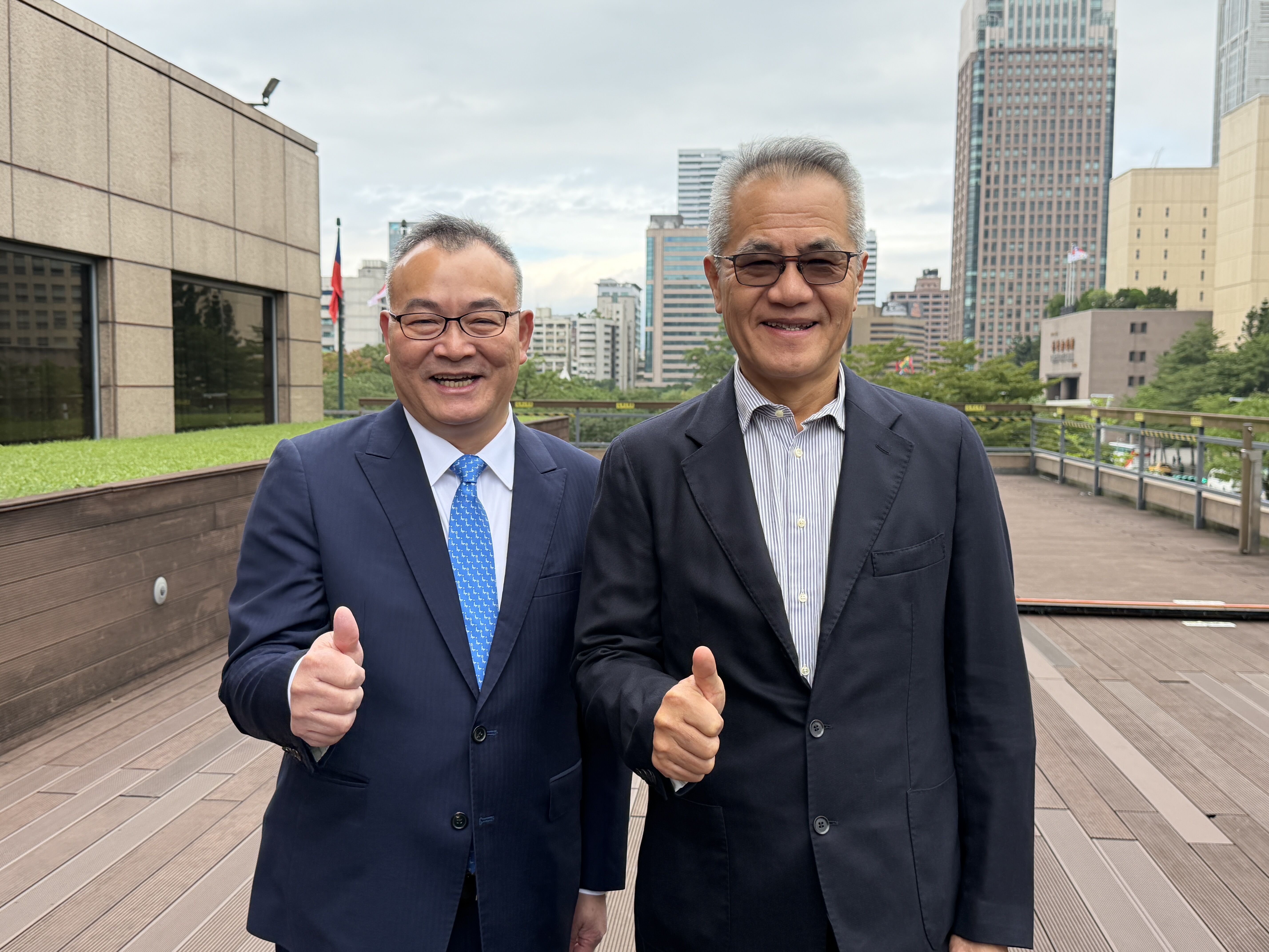 ▲▼穎崴董事長王嘉煌（右）與資深副總陳紹焜。（圖／記者高兆麟攝）