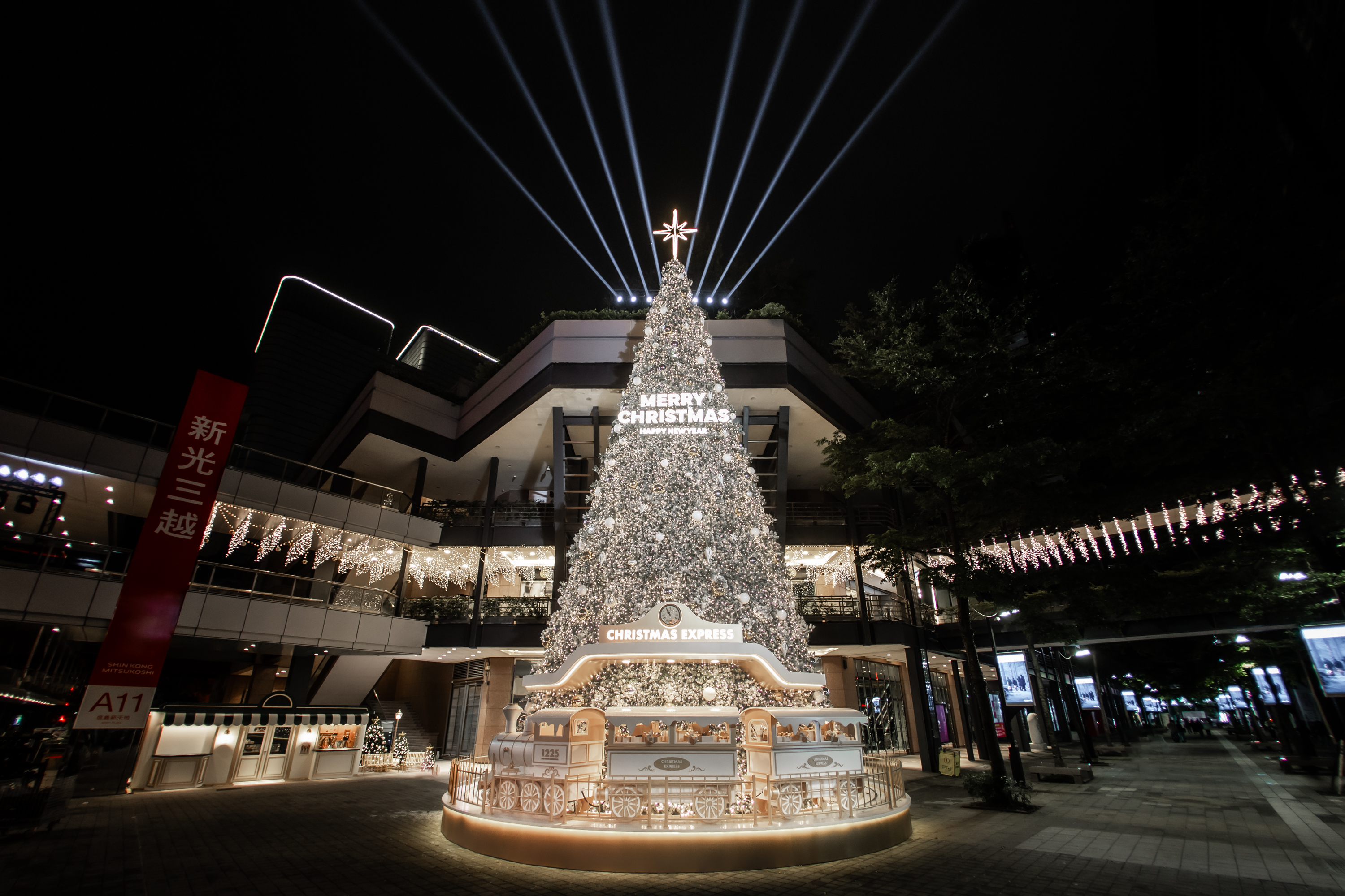 ▲新光三越信義新天地耶誕城點燈。（圖／業者提供）