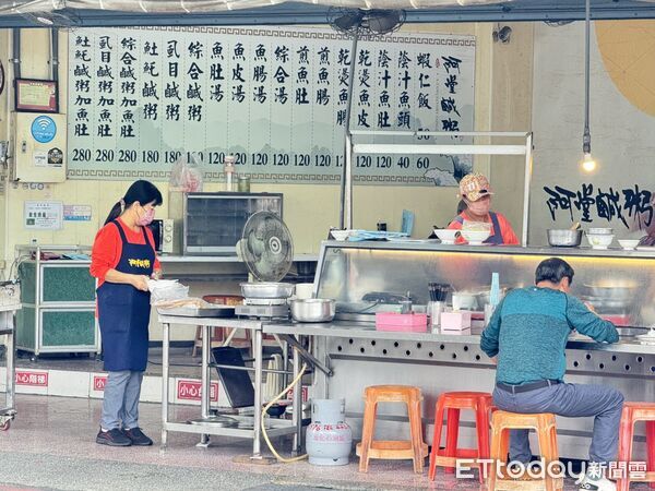 ▲▼             台南名店「阿堂鹹粥」的阿堂二字已經消失。（圖／記者林東良攝，下同）