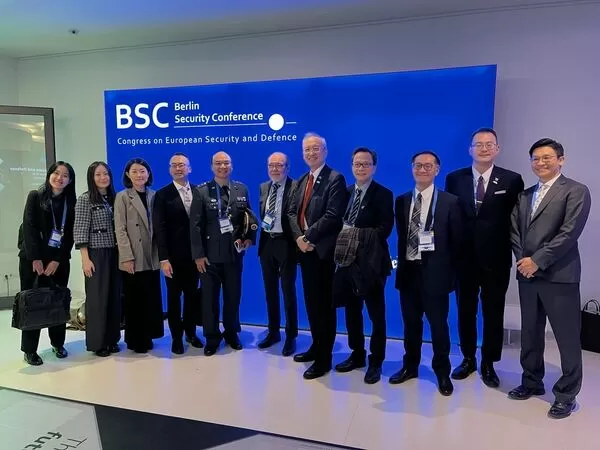▲▼外交部政務次長吳志中（右五）、「柏林安全會議」創辦人普羅爾（R.Uwe Proll）（右六）、駐德國代表處代表谷瑞生大使（右四）、外交部研究設計會主任柯良叡（右三）及國防大學副教授聶若鹽上校（左五）等合影。（圖／外交部提供）