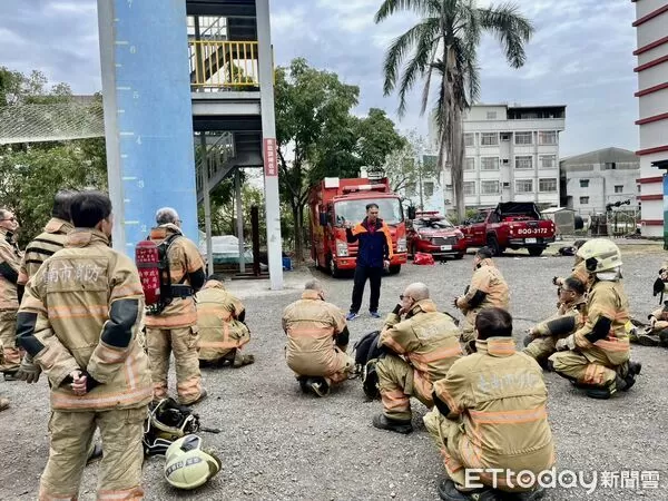 ▲台南消防局舉辦幫浦消防車運用共識營，162名外勤幹部分梯受訓。（記者林東良翻攝，下同）