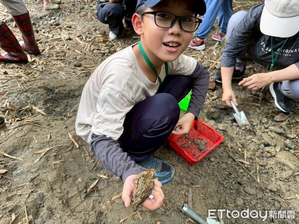 ▲台南左鎮化石園區「化石知識家」活動熱烈登場，親子共同參與海洋古生物課程。（圖／記者林東良翻攝，下同）