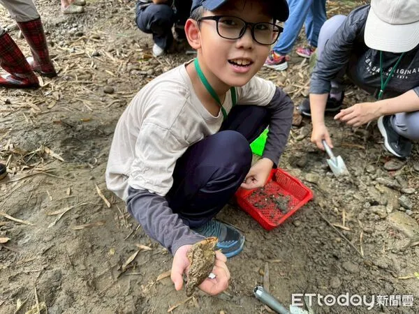 ▲台南左鎮化石園區「化石知識家」活動熱烈登場，親子共同參與海洋古生物課程。（圖／記者林東良翻攝，下同）