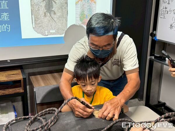 ▲台南左鎮化石園區「化石知識家」活動熱烈登場，親子共同參與海洋古生物課程。（圖／記者林東良翻攝，下同）