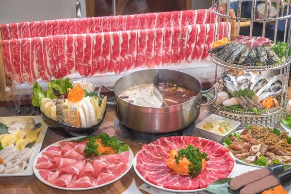 ▲灑椒麻辣鴛鴦火鍋壽星專屬的「生日快樂肉瀑布」。（圖／取自灑椒麻辣鴛鴦火鍋臉書）