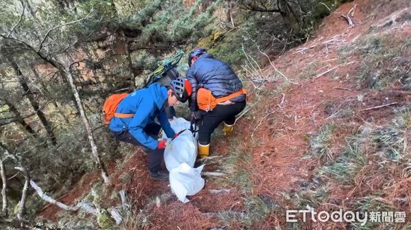 ▲張員遺體由5名搜救人員以人力背負的方式，護送至開闊吊掛點再以擔架吊掛方式順利運離山區。（圖／記者高堂堯翻攝）