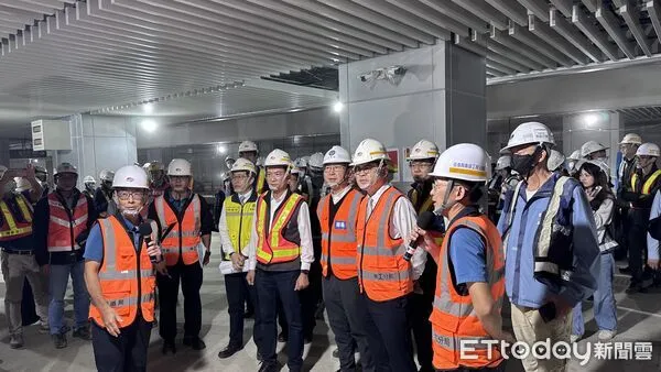 ▲▼立法院交通委員會邀交通部長陳世凱視察台南車站月台層施工進度。（圖／交通部提供）