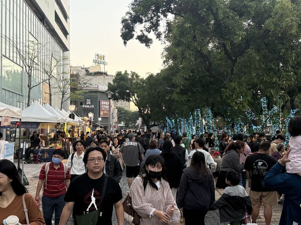 ▲「2025竹風好市集」本周「回甘不怕胖」甜點周11月22、23日在護城河畔（信義街至勝利路段）登場。（圖／新竹市城銷處提供）